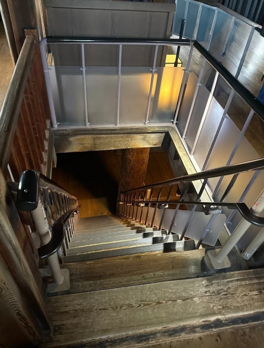 姫路城の急な階段を上から見下ろした様子