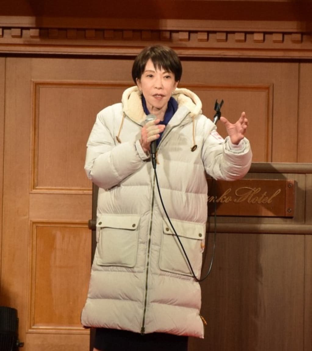 高市早苗さんが白いダウンを着ている様子