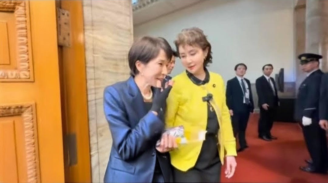 高市早苗さんと石井苗子さんがクチトレプラスで大喜びして会話する様子