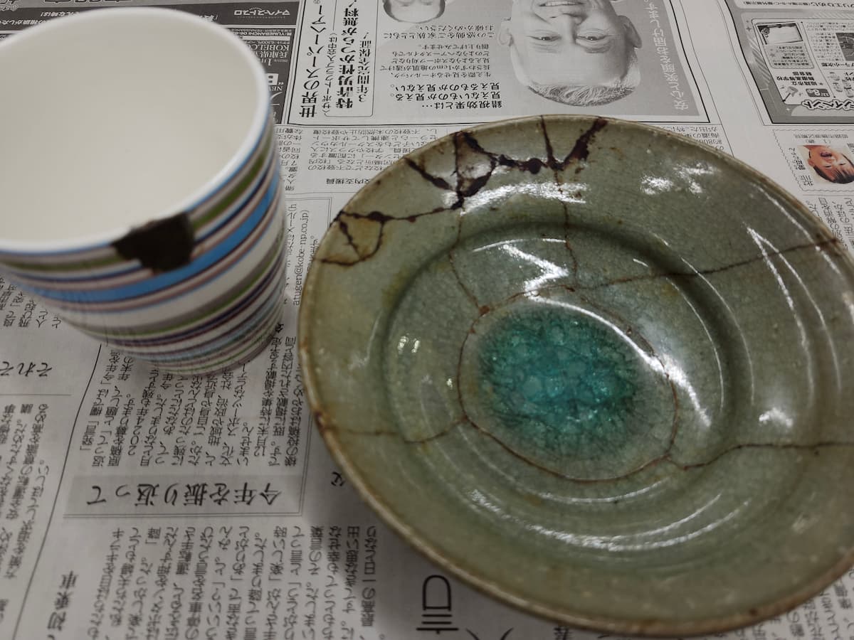金継したコップとお皿の様子