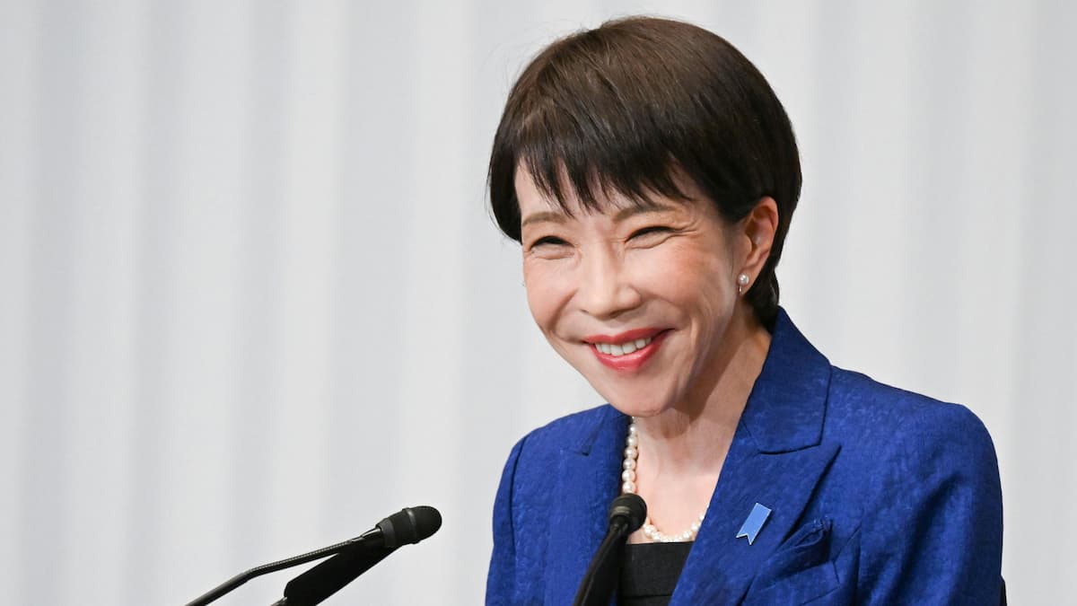 高市早苗さんが華やかな笑顔と艶髪で記者会見する様子