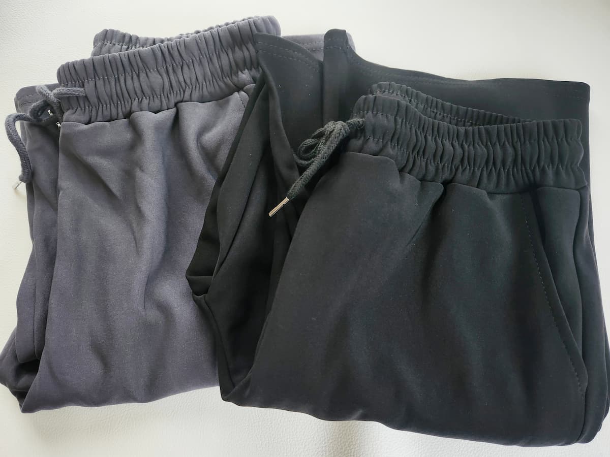 グレーとブラックのフレアパンツを折りたたんで並べた様子