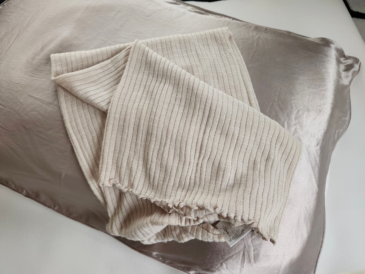 シルク100％の枕カバーとシルクのナイトキャップの様子