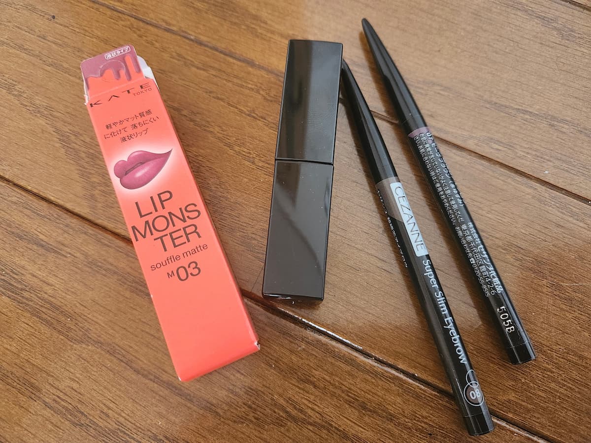 リップモンスターとセザンヌの超極細アイブロウの様子