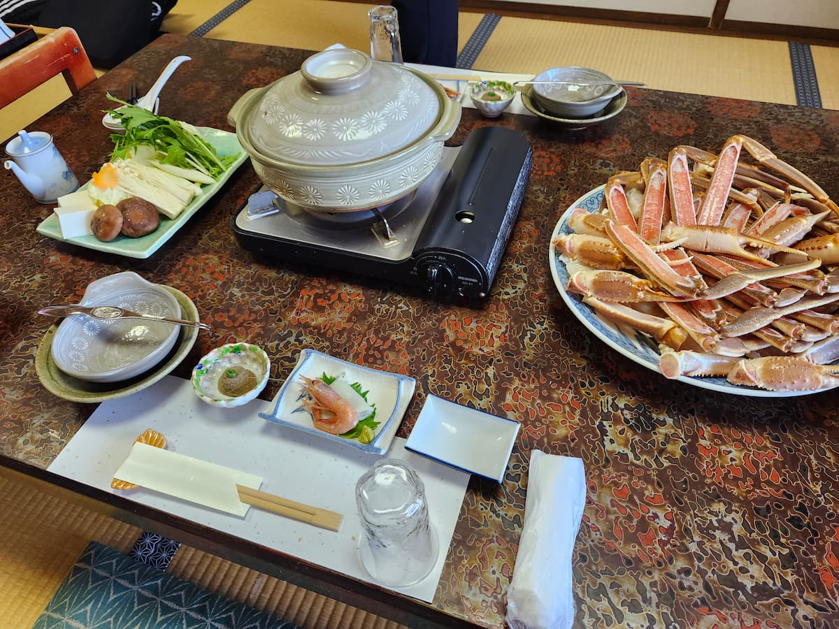 「JRかにカニエクスプレス」で行った竹野 寛さんの蟹のお料理の全品が机に 置いてある様子