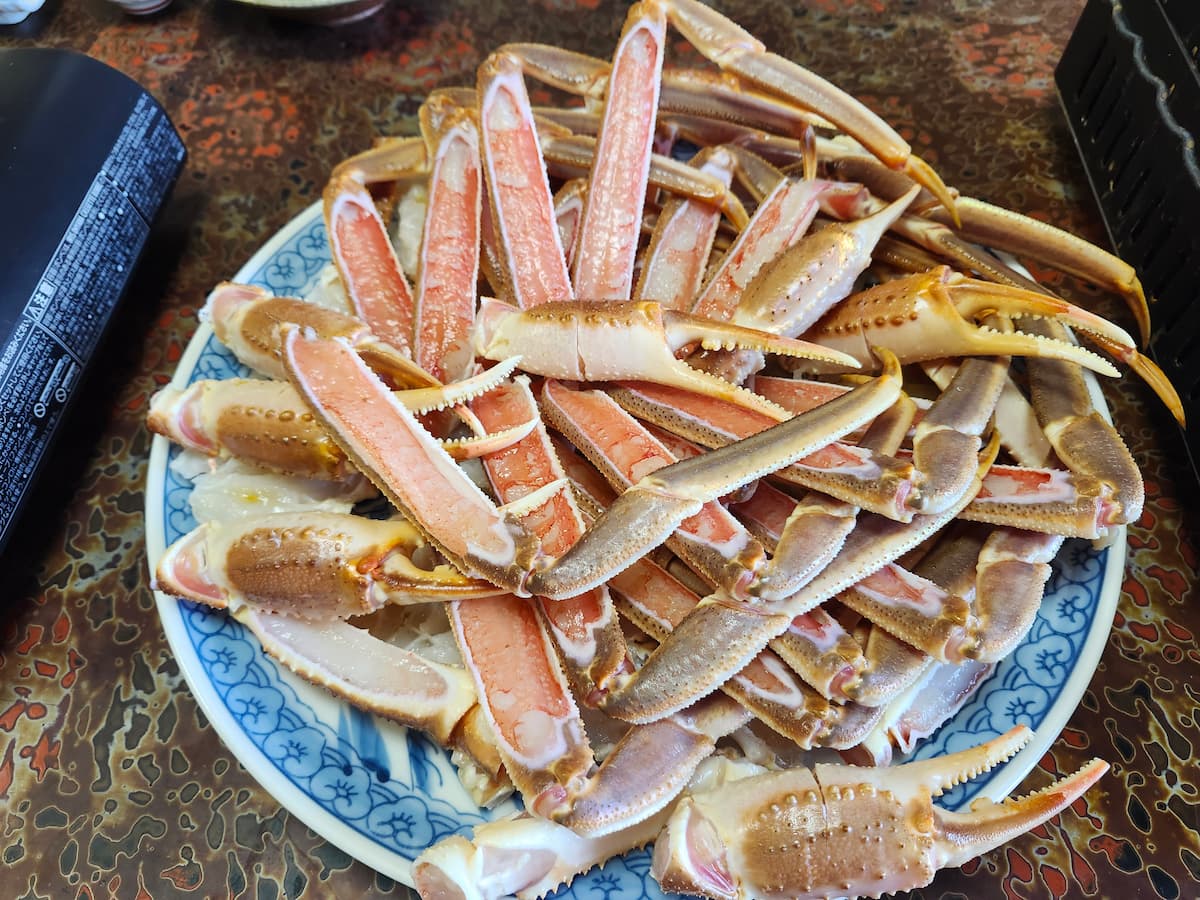 「JRかにカニエクスプレス」で行った竹野 寛さんの蟹が大きいお皿に乗せてある様子