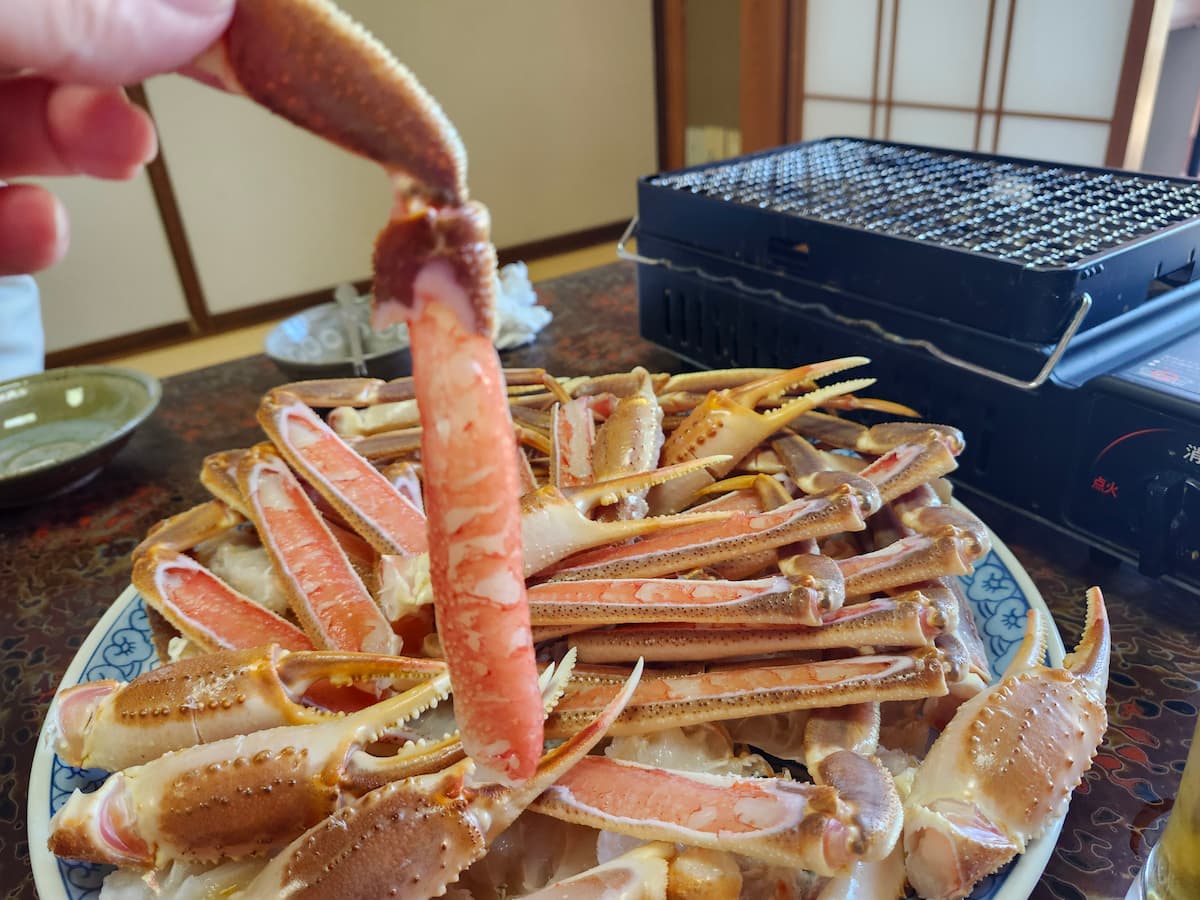 「JRかにカニエクスプレス」で行った竹野 寛さんの蟹の刺し身を殻から出した様子