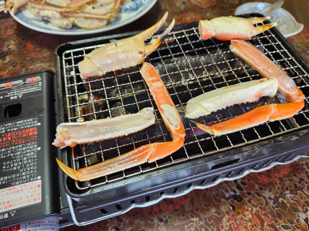 「JRかにカニエクスプレス」で行った竹野 寛さんの焼き蟹を焼く様子