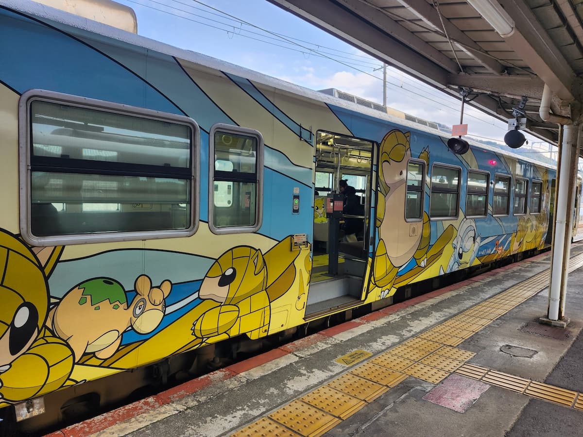 竹野駅に停車しているとっとりサンド列車の外観