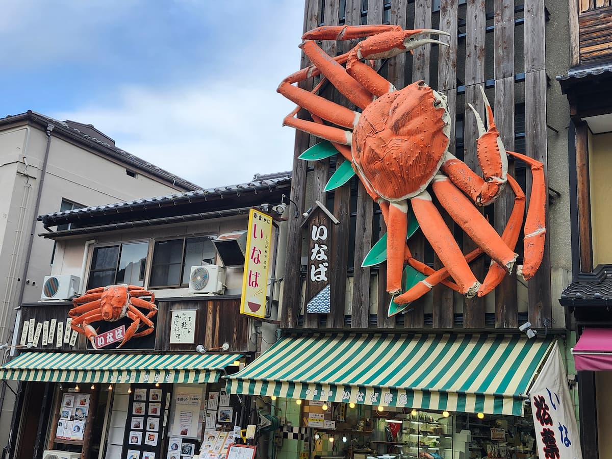 城崎温泉街のいなばの蟹の看板 建物外観
