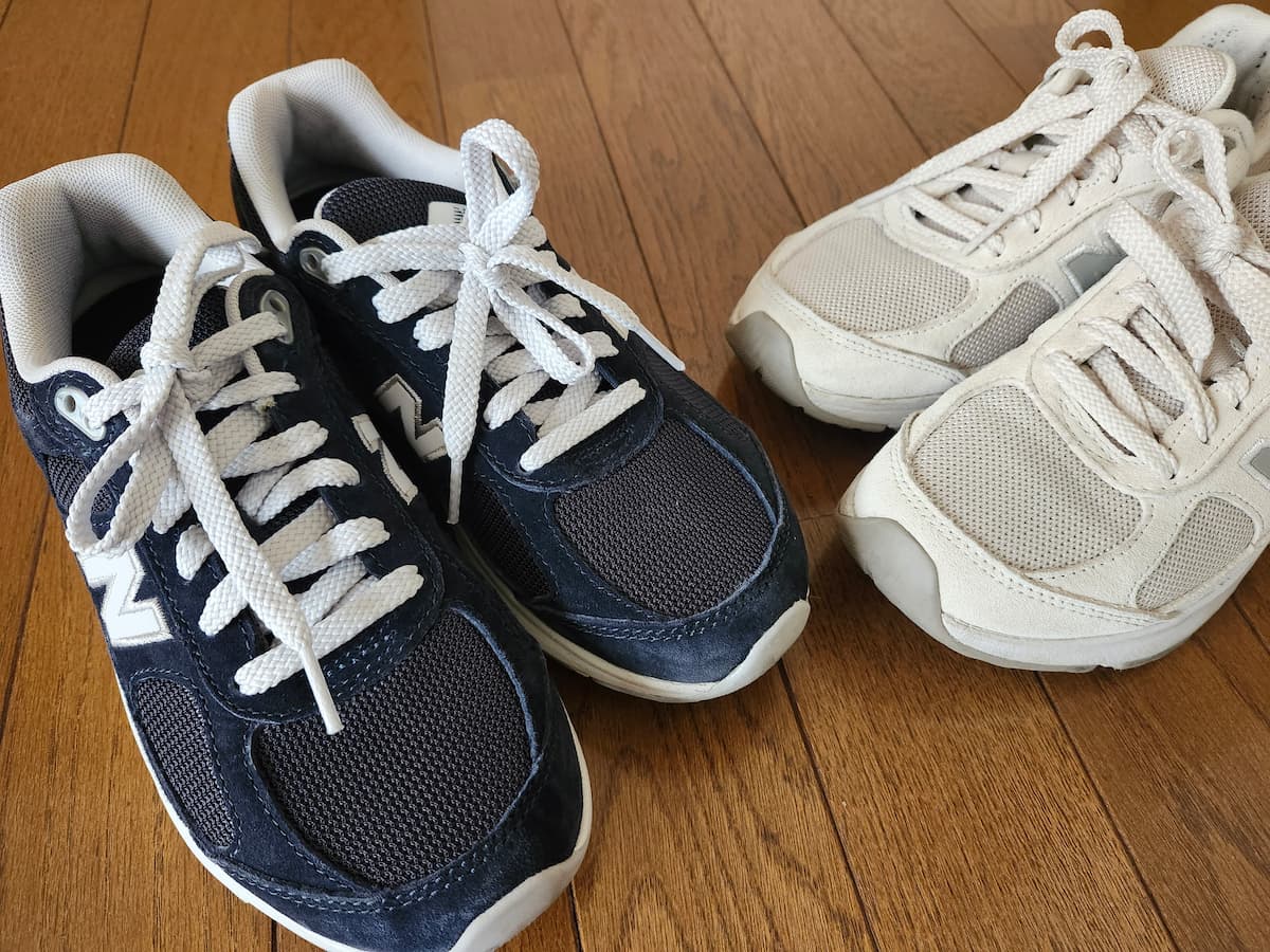 ニューバランススニーカーFreshFoamのネイビーと白