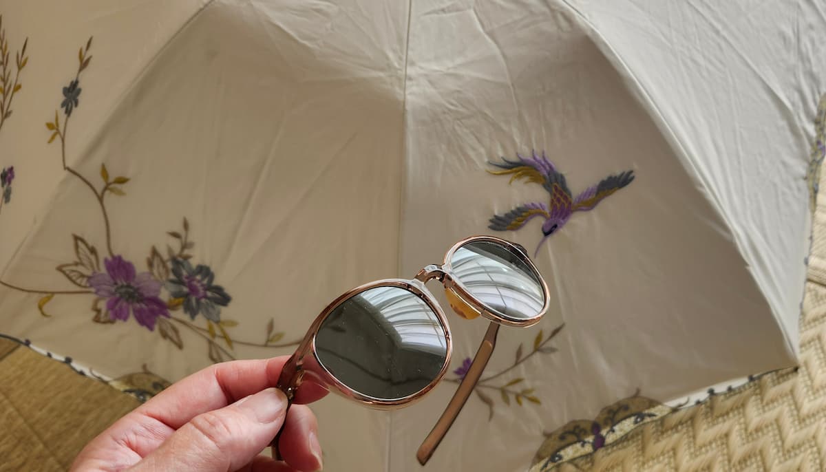 シノワズリーモダンのおりたたみ日傘とソライズのサングラス