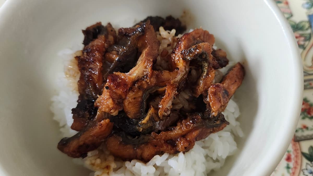 鰻のひつまぶしが入った丼