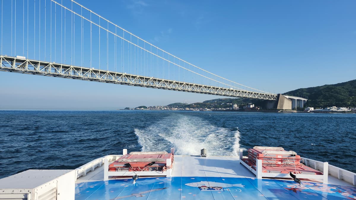 タコフェリーから見る明石大橋と淡路島と青い空