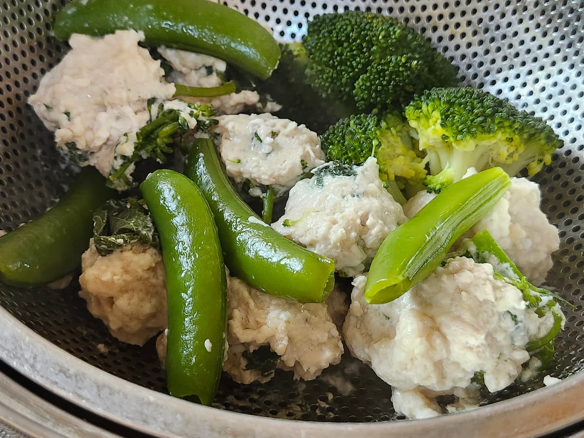 鶏むね団子とスナップえんどうとブロッコリーの蒸し料理