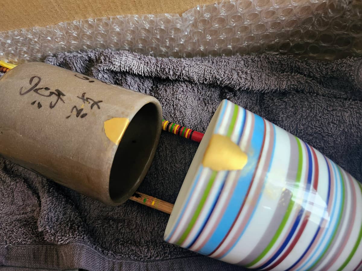 金継ぎしたイッタラのフリーカップと湯呑を濡れタオルの上で乾かしている様子