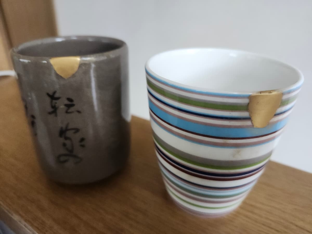金継ぎした湯のみとフリーカップ