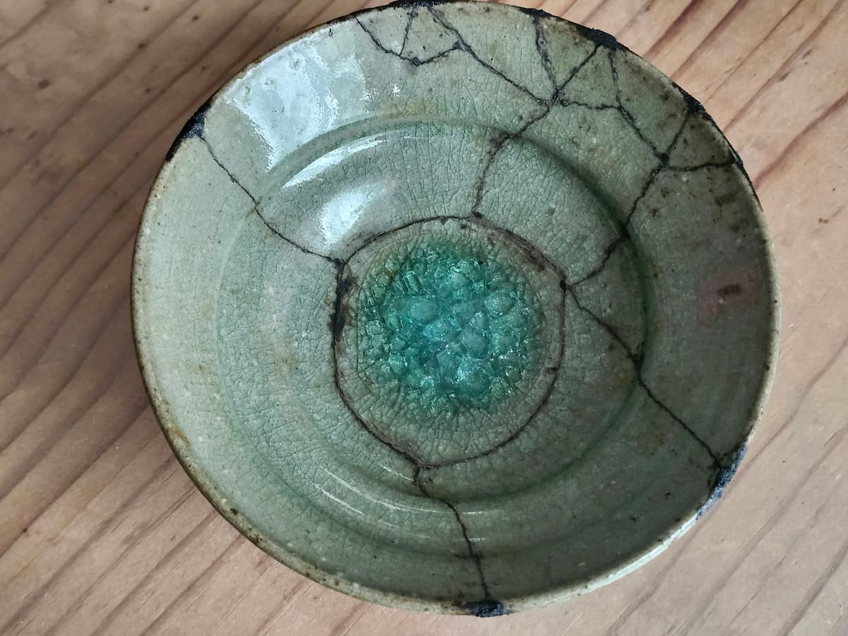 割れたお皿を漆でくっつけた様子