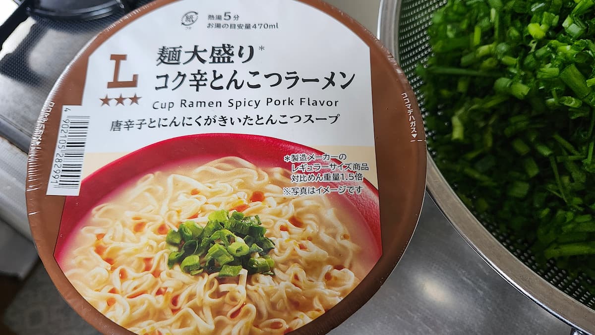 ローソンの麺大盛りコク辛とんこつラーメンのパッケージ