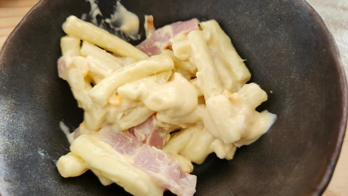 丹波焼の黒い小鉢に入れたマカロニサラダ