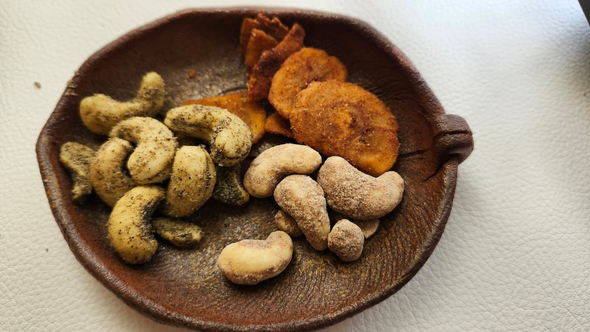 備前焼のお皿に乗せた有機ナッツのセット　カシューナッツとバナナチップ