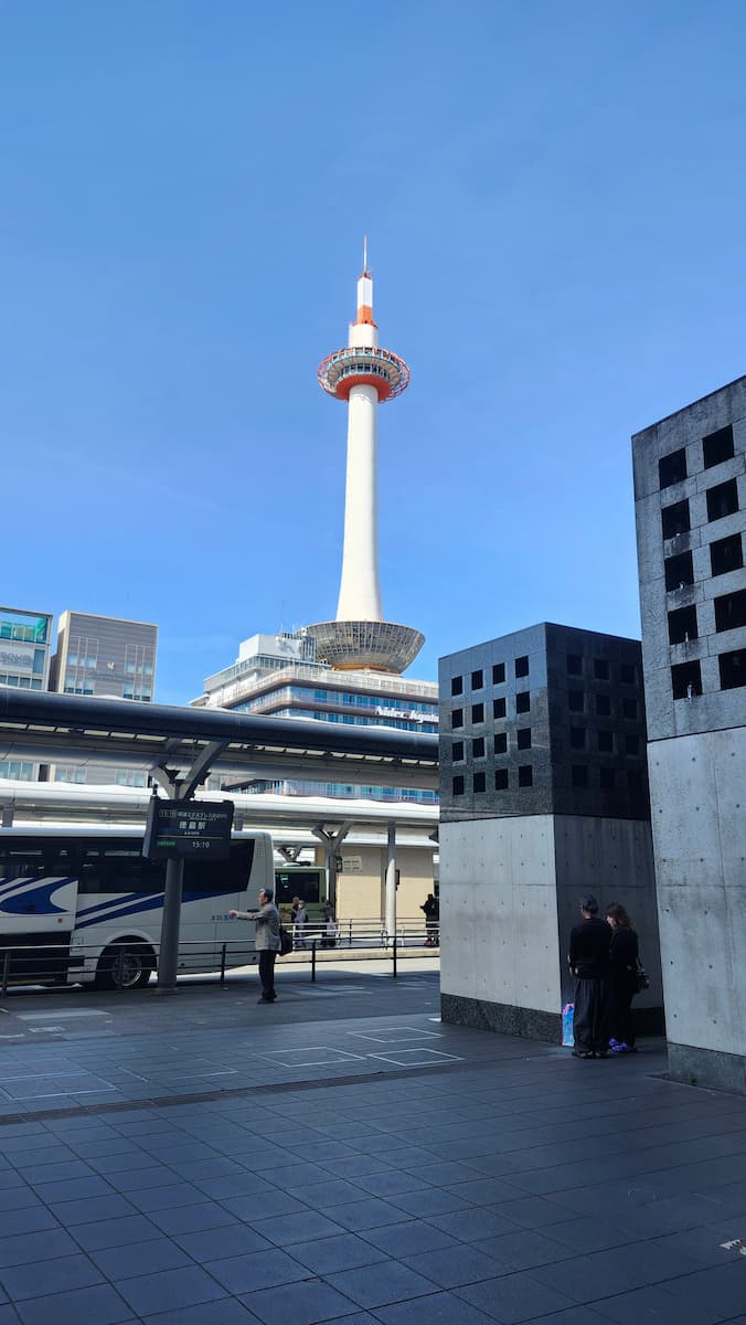 京都駅から見た京都タワーと青空