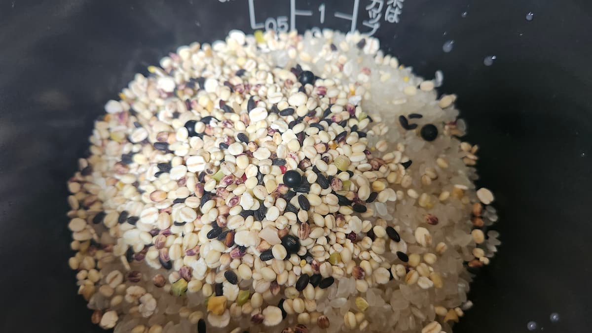 白米と雑穀米を混ぜた様子