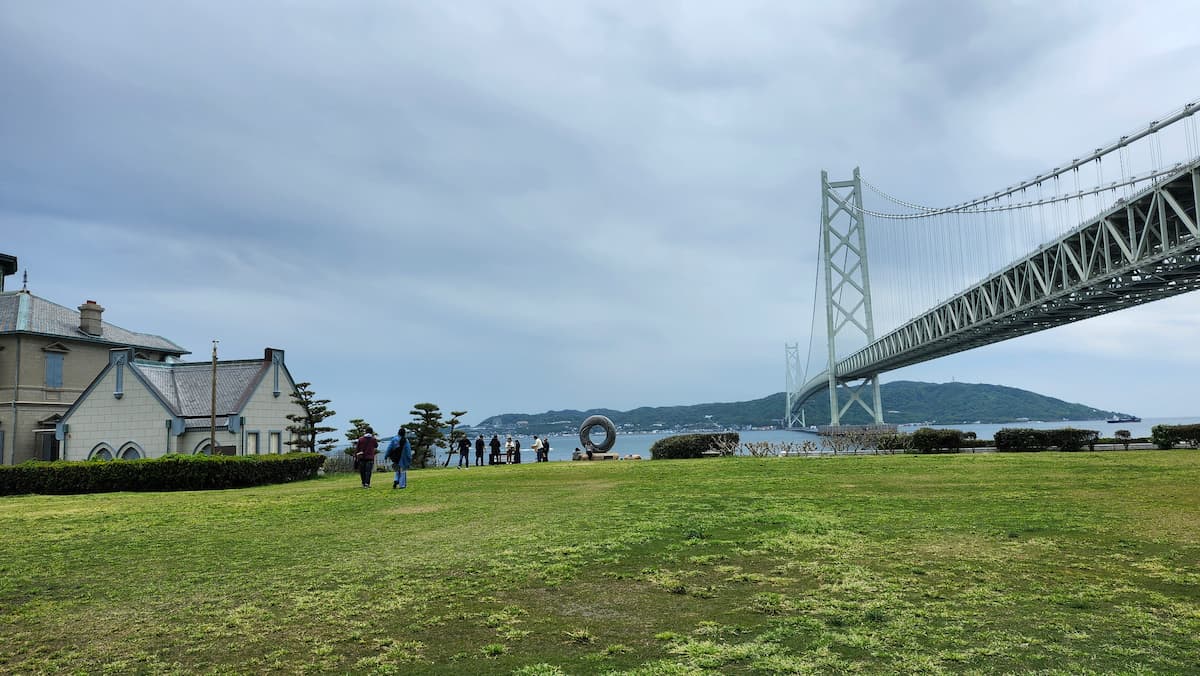 舞子公園から見える明石大橋と淡路島の様子