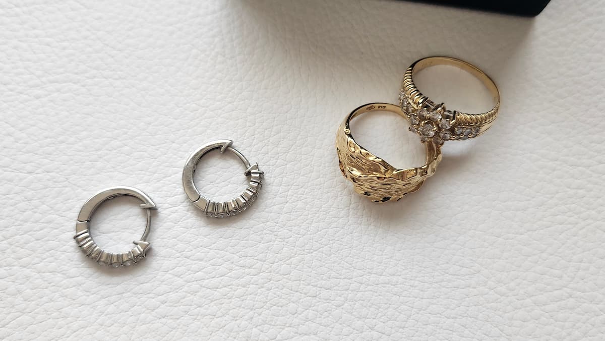 ダイヤの指輪とフープピアス