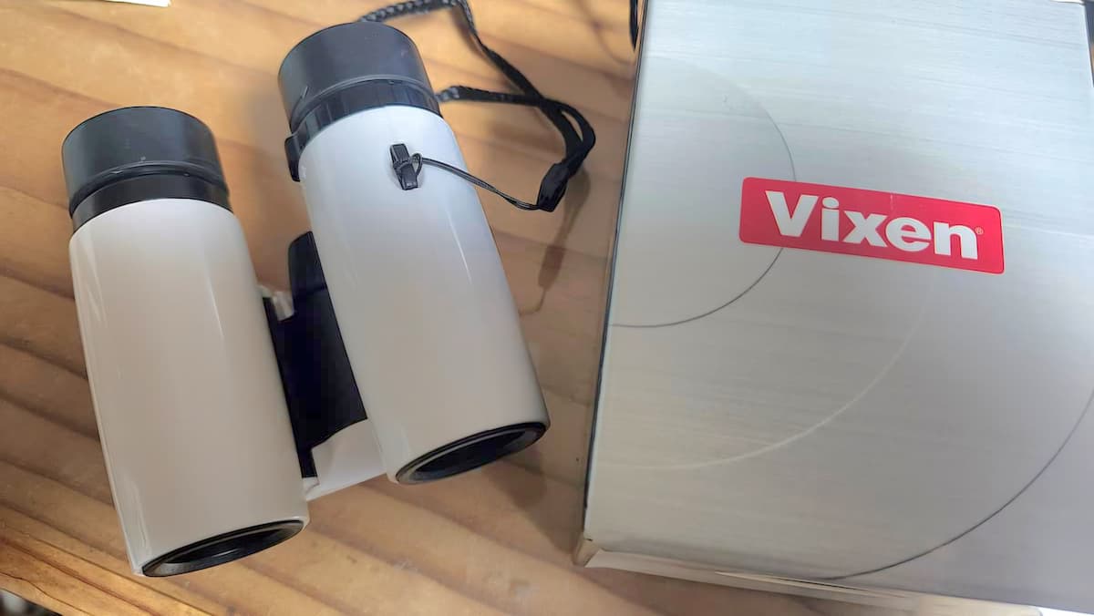 ビクセンの白い双眼鏡とパッケージの箱